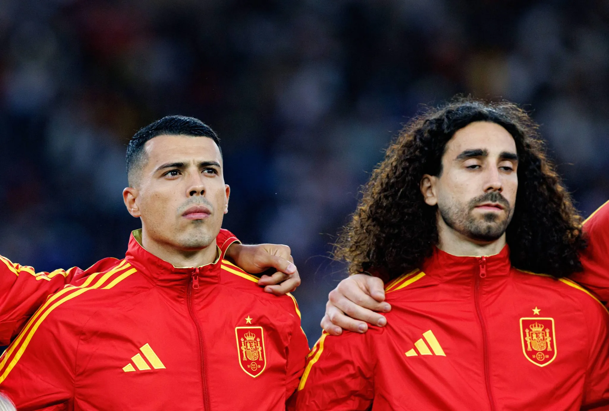 Pedro Porro e Cucurella antes de jogo da Espanha 