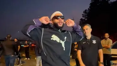 Memphis &lsquo;dribla&rsquo; torcida do Corinthians e faz comemora&ccedil;&atilde;o de gol na sua chegada