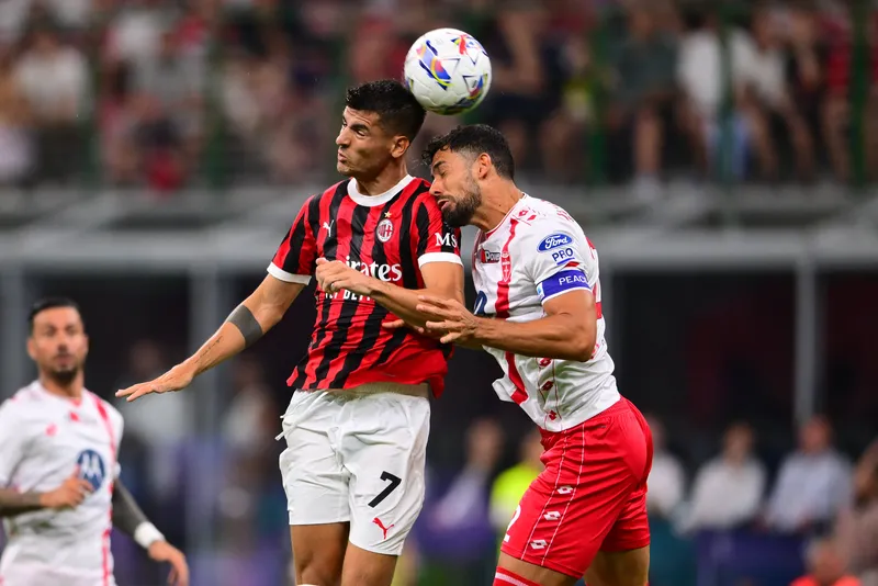 Morata em disputa a&eacute;rea durante jogo do Milan
