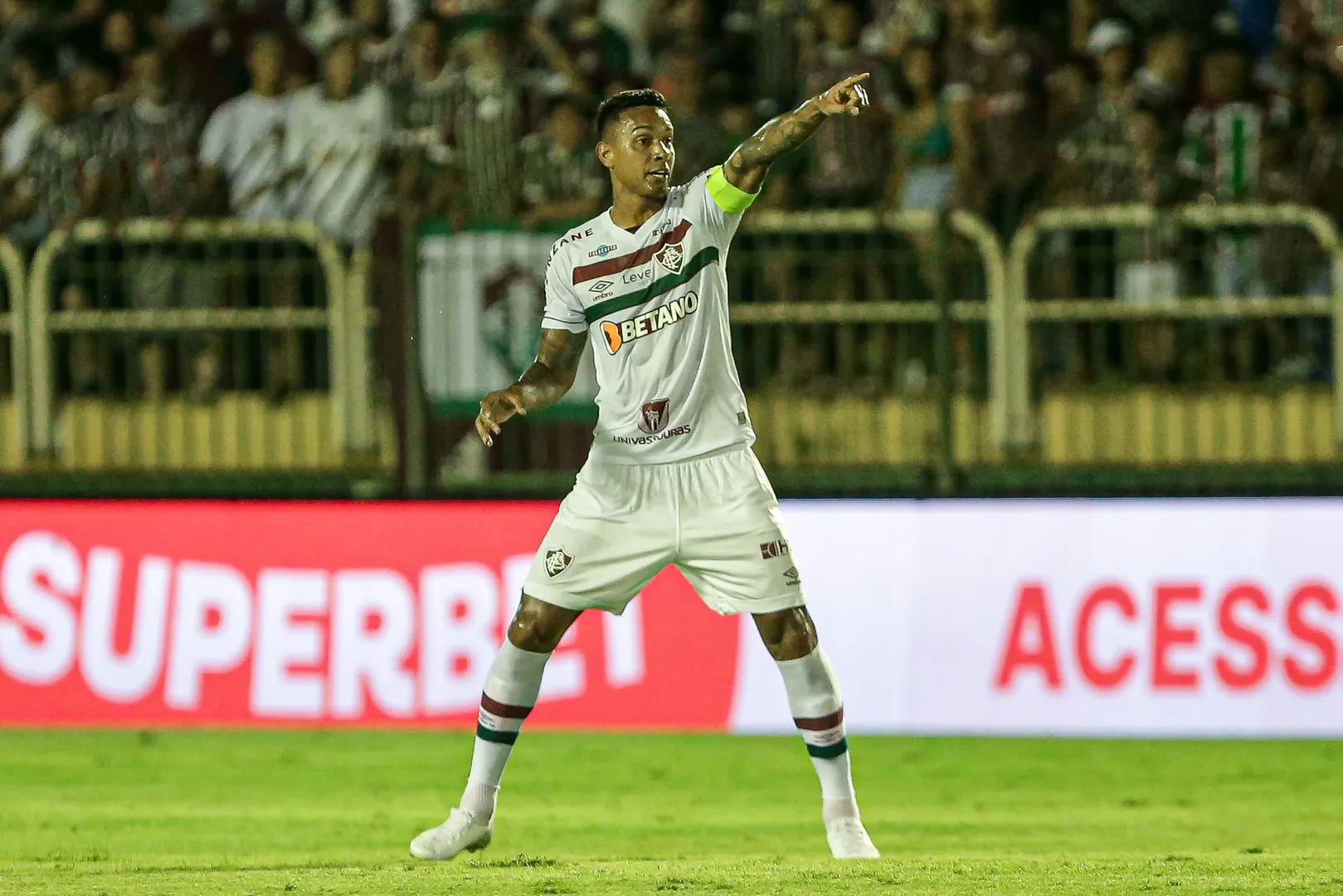 Jogando pela esquerda da zaga, Ant&ocirc;nio Carlos foi bem em sua estreia pelo Fluminense - Foto: Lucas Mer&ccedil;on/Fluminense FC
