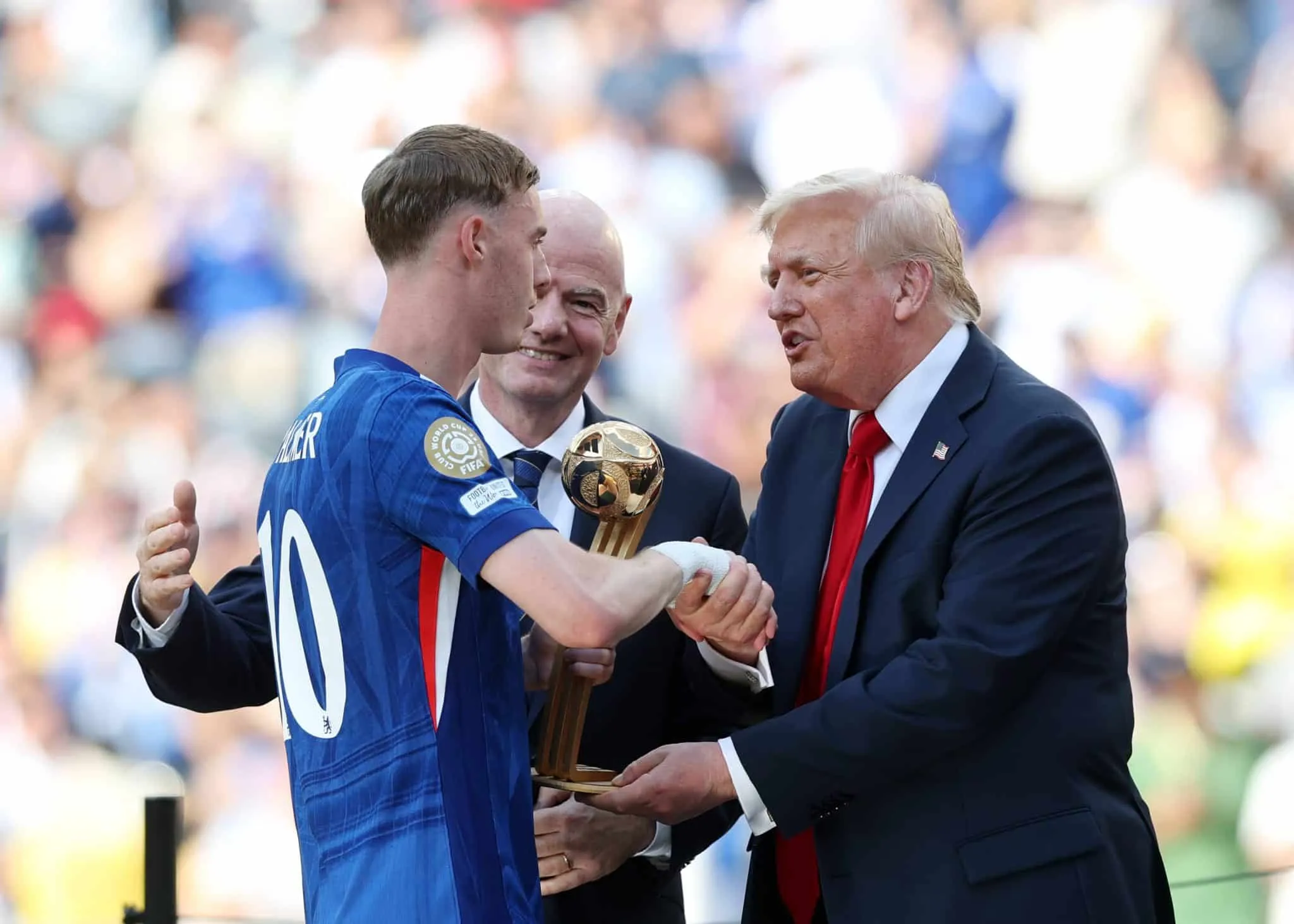 Ap&oacute;s &lsquo;roubar cena&rsquo; na comemora&ccedil;&atilde;o do Chelsea, Trump fica com trof&eacute;u original do Mundial