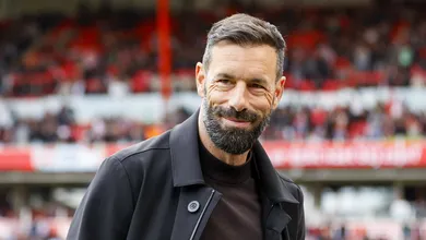 United mira em Ruud van Nistelrooy, mas time rebaixado pode atrapalhar o neg&oacute;cio