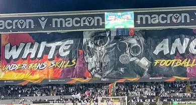 A torcida do Vit&oacute;ria de Guimar&atilde;es ergueu um bandeir&atilde;o com mensagem subliminar: &ldquo;A Uefa mata o futebol&rdquo;