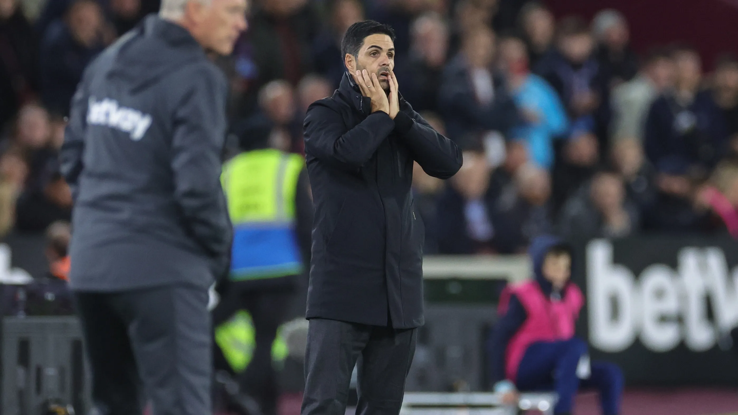 Arteta e Ten Hag falam em decep&ccedil;&atilde;o e responsabilidade ap&oacute;s derrotas pesadas
