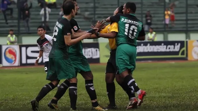 Por agress&atilde;o covarde, atacante &eacute; banido do futebol. &Eacute; justo?
