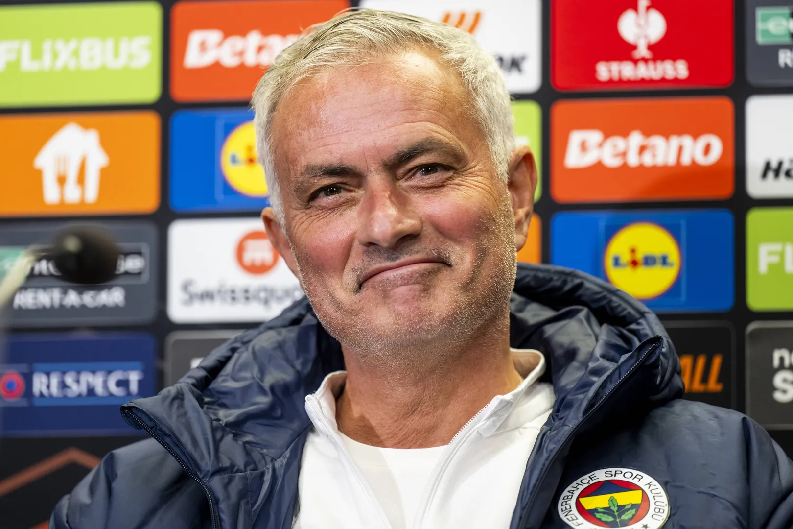 Jos&eacute; Mourinho, t&eacute;cnico do Fenerbah&ccedil;e, durante entrevista coletiva (Foto: Imago)