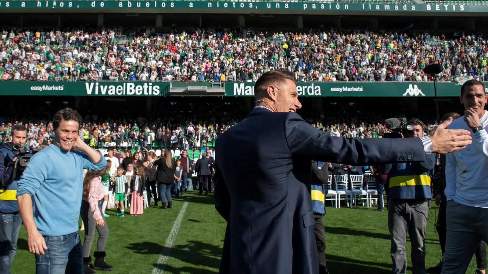 Joaqu&iacute;n &eacute; t&atilde;o amado no Betis que sua renova&ccedil;&atilde;o de contrato rendeu at&eacute; mesmo uma apresenta&ccedil;&atilde;o estelar