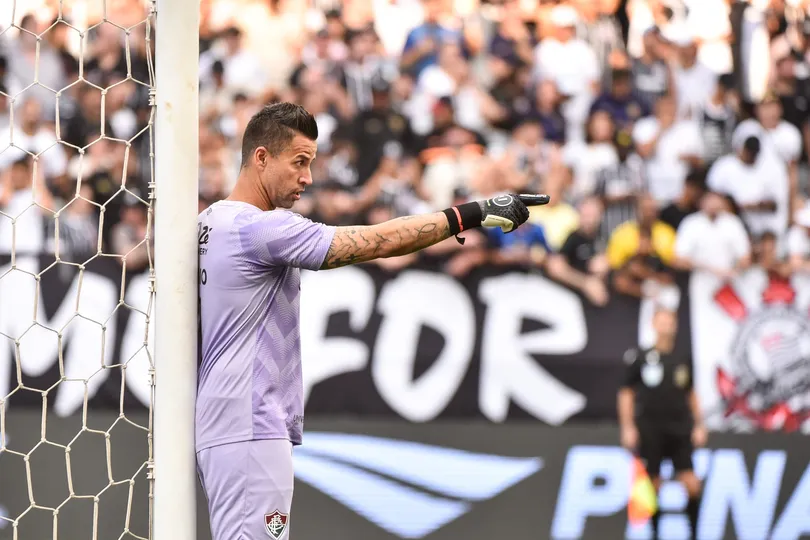 F&aacute;bio tenta corrigir bola parada do Fluminense, que vem sendo problema no Campeonato Brasileiro - Foto: Icon sport