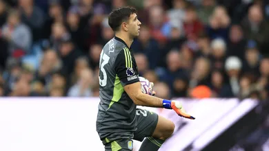 Dibu Mart&iacute;nez justifica status elevado no Aston Villa e frustra planos do Manchester City