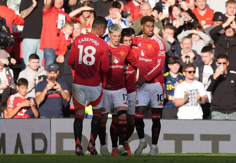 Garnacho comemora o empate do Manchester United contra o Brentford