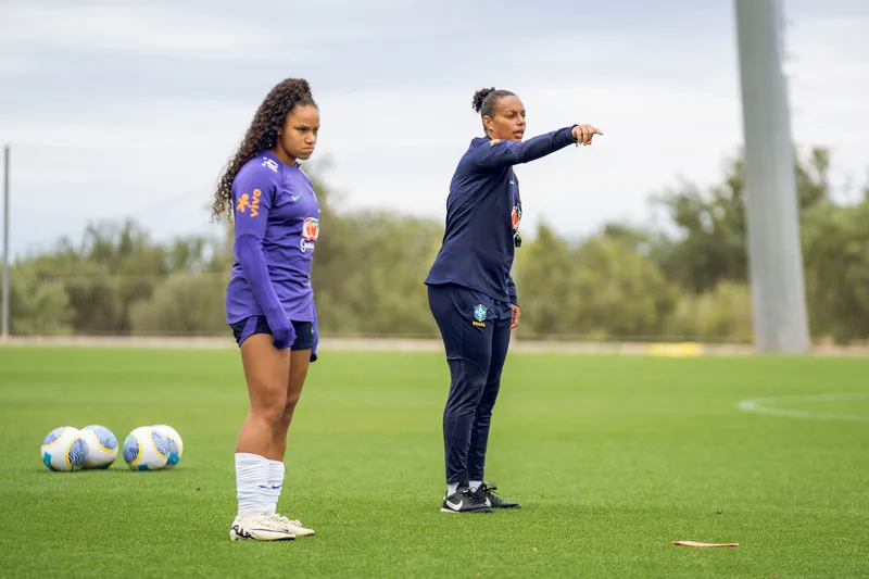 A ex-jogadora Rosana (&agrave; direita) &eacute; a treinadora da Sele&ccedil;&atilde;o Brasileira Feminina sub-20