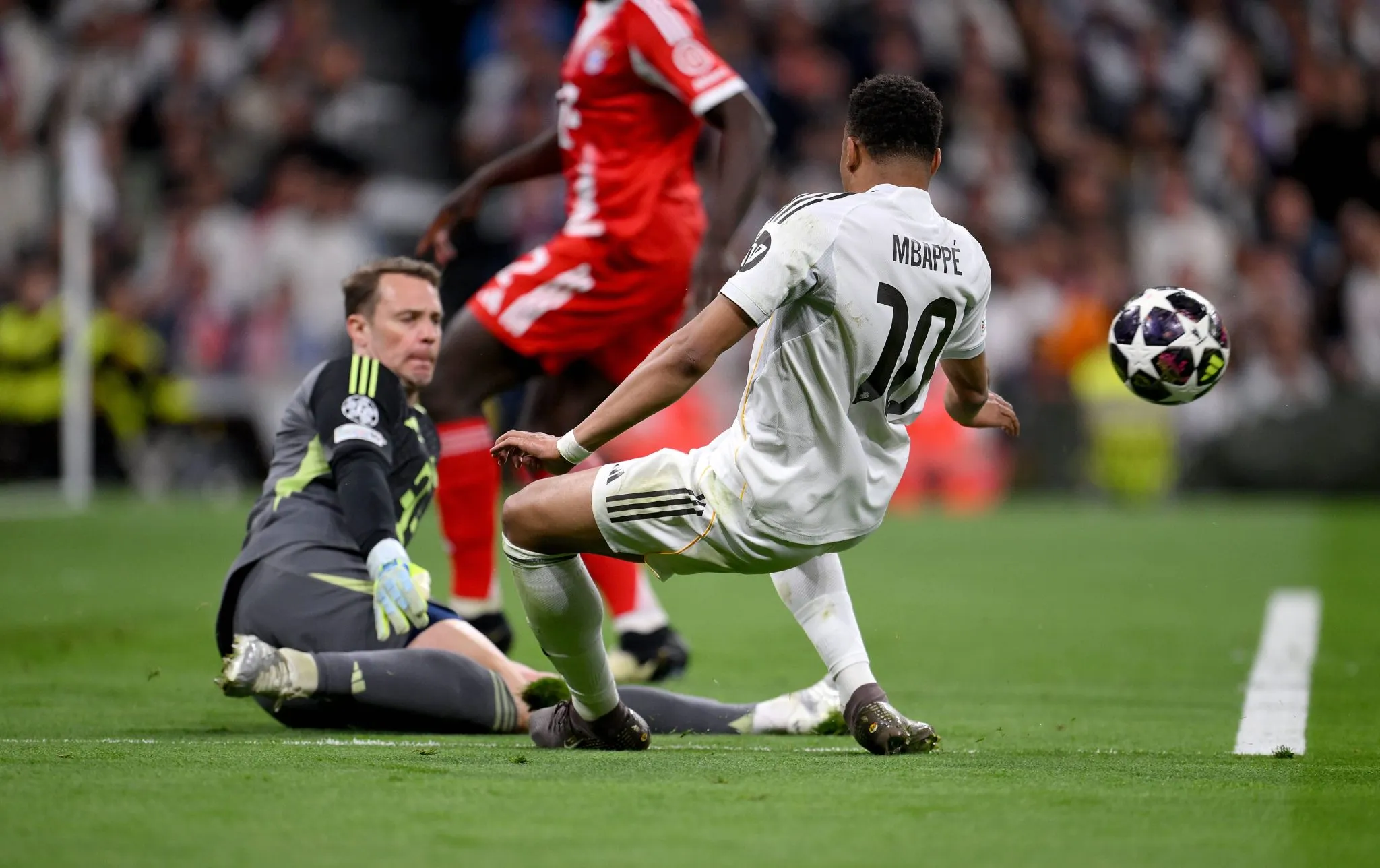 Neuer defende chute de Mbapp&eacute; em Real Madrid x Bayern de Munique 