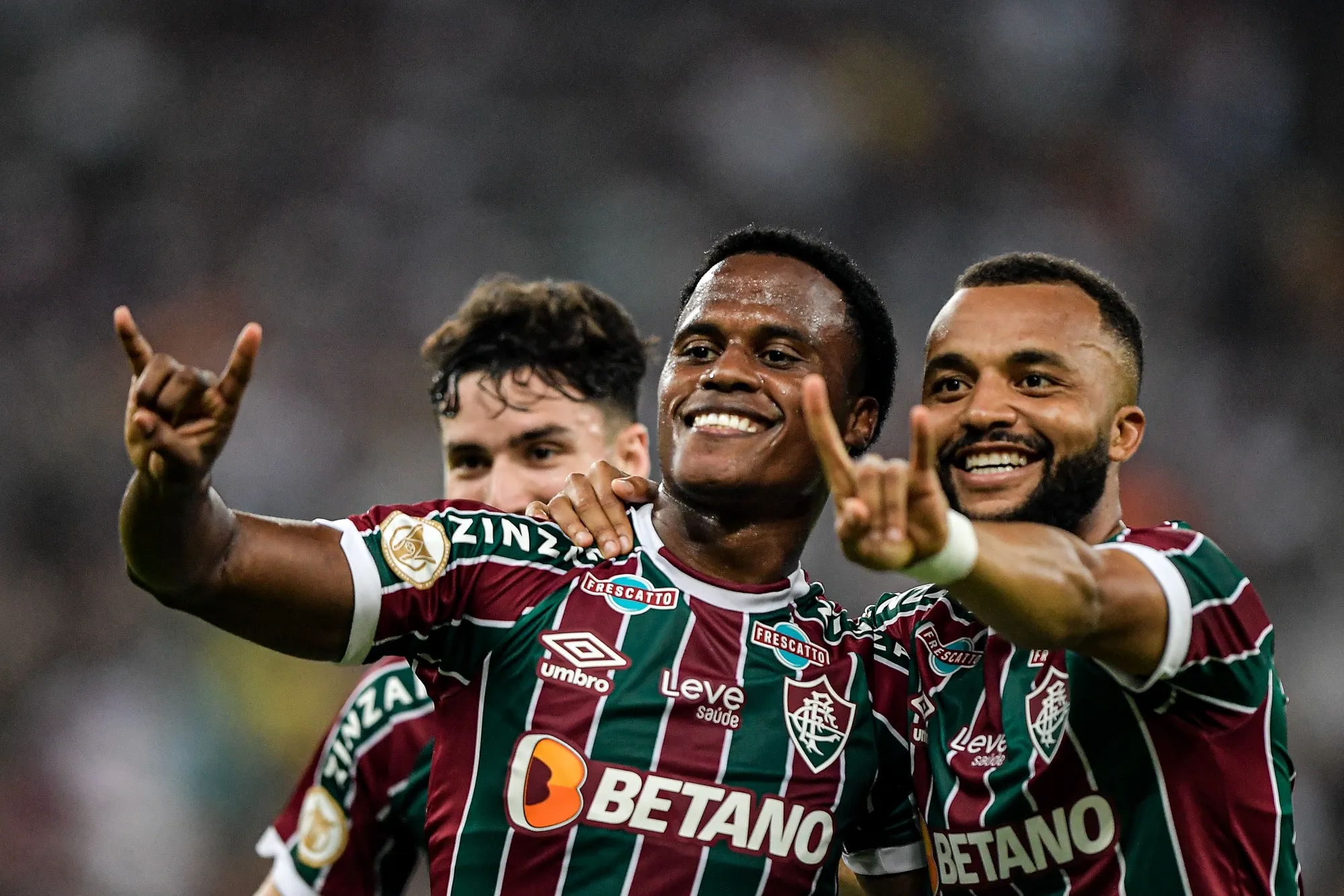 Arias oferece uma solu&ccedil;&atilde;o confi&aacute;vel aos p&ecirc;naltis perdidos do Fluminense