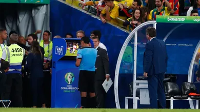 Chefe de arbitragem diz que VAR na Premier League ser&aacute; orientado a interferir menos no jogo