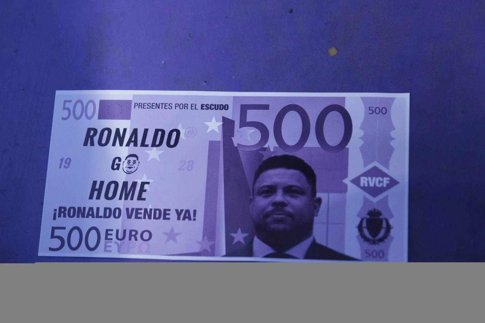 Torcida do Real Valladolid distribuiu notas falsas de 500 euros com a imagem de Ronaldo Foto: (Imago)