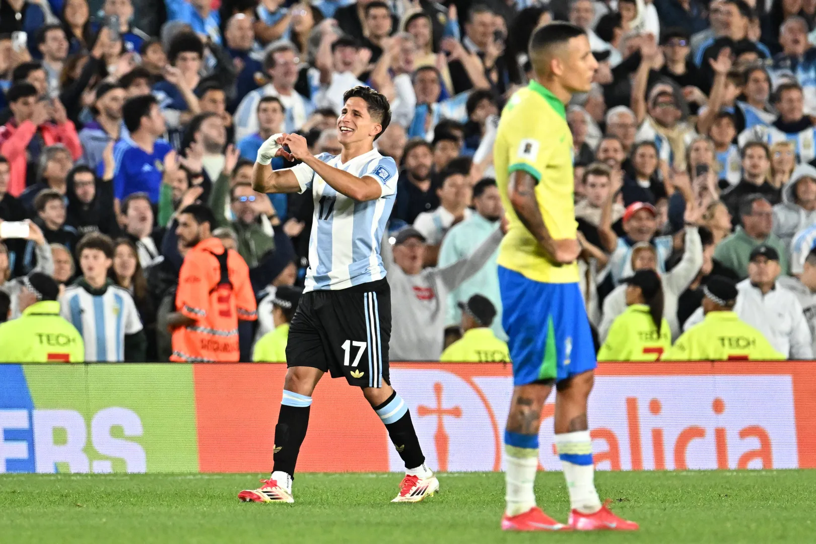 Giuliano Simeone comemora gol da Argentina enquanto Arana, do Brasil, lamenta