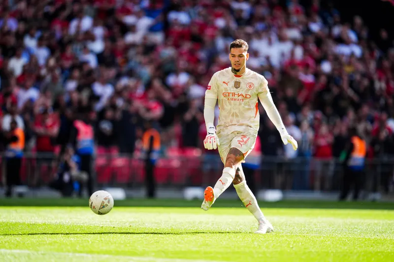 Ederson cobra um dos p&ecirc;naltis da final da Supercopa da Inglaterra