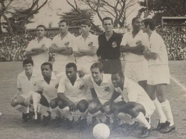 Elenco do Santos em passagem pela &Aacute;frica na d&eacute;cada de 1960