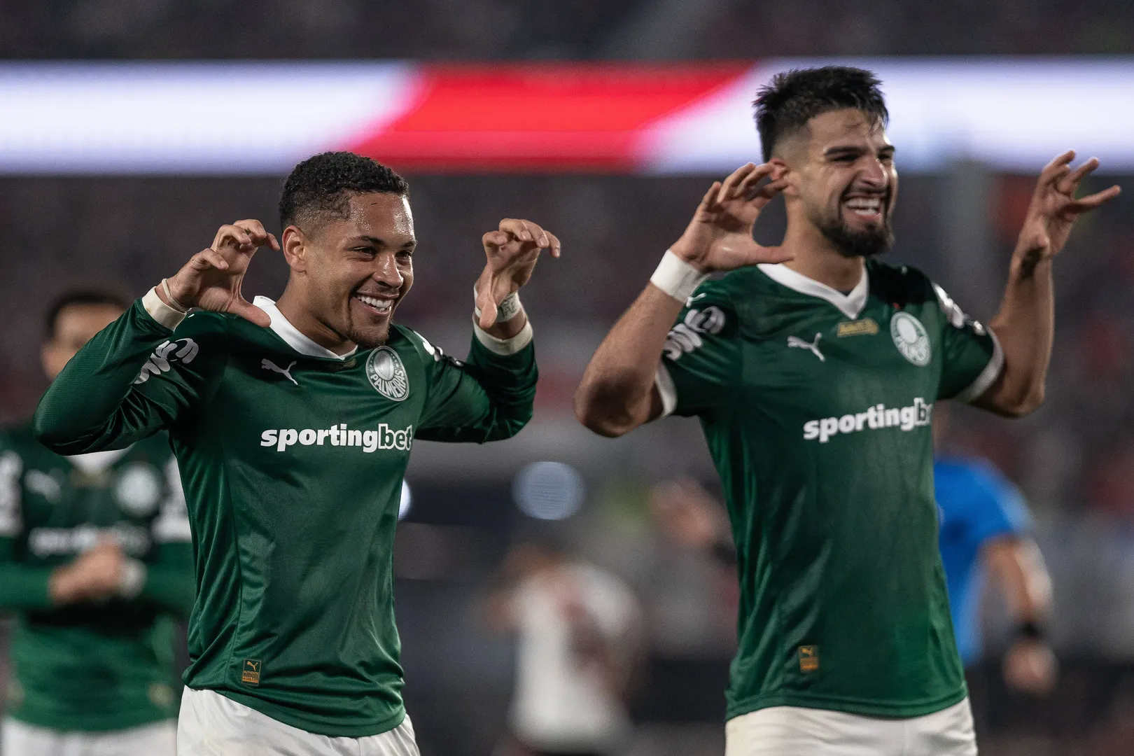 Vitor Roque e Flaco L&oacute;pez comemoram gol do Palmeiras
