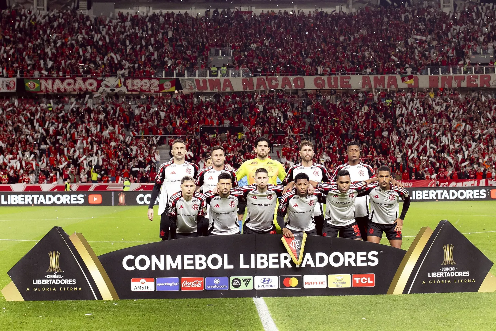 Time do Flamengo perfilado no Beira-Rio