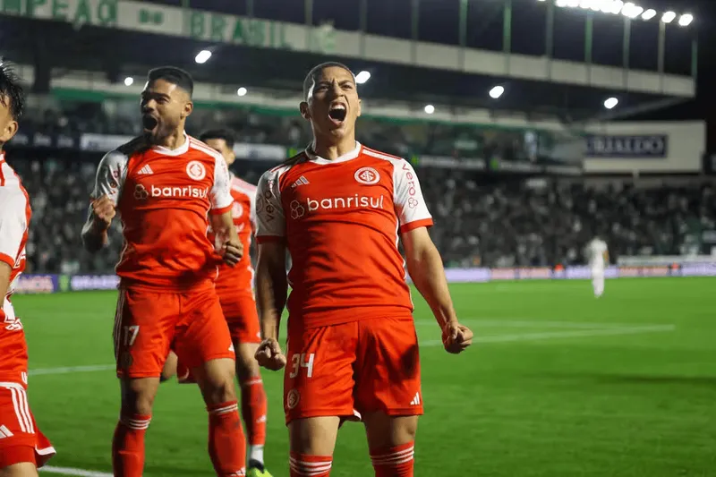 Gabriel Carvalho celebra gol pelo Inter
