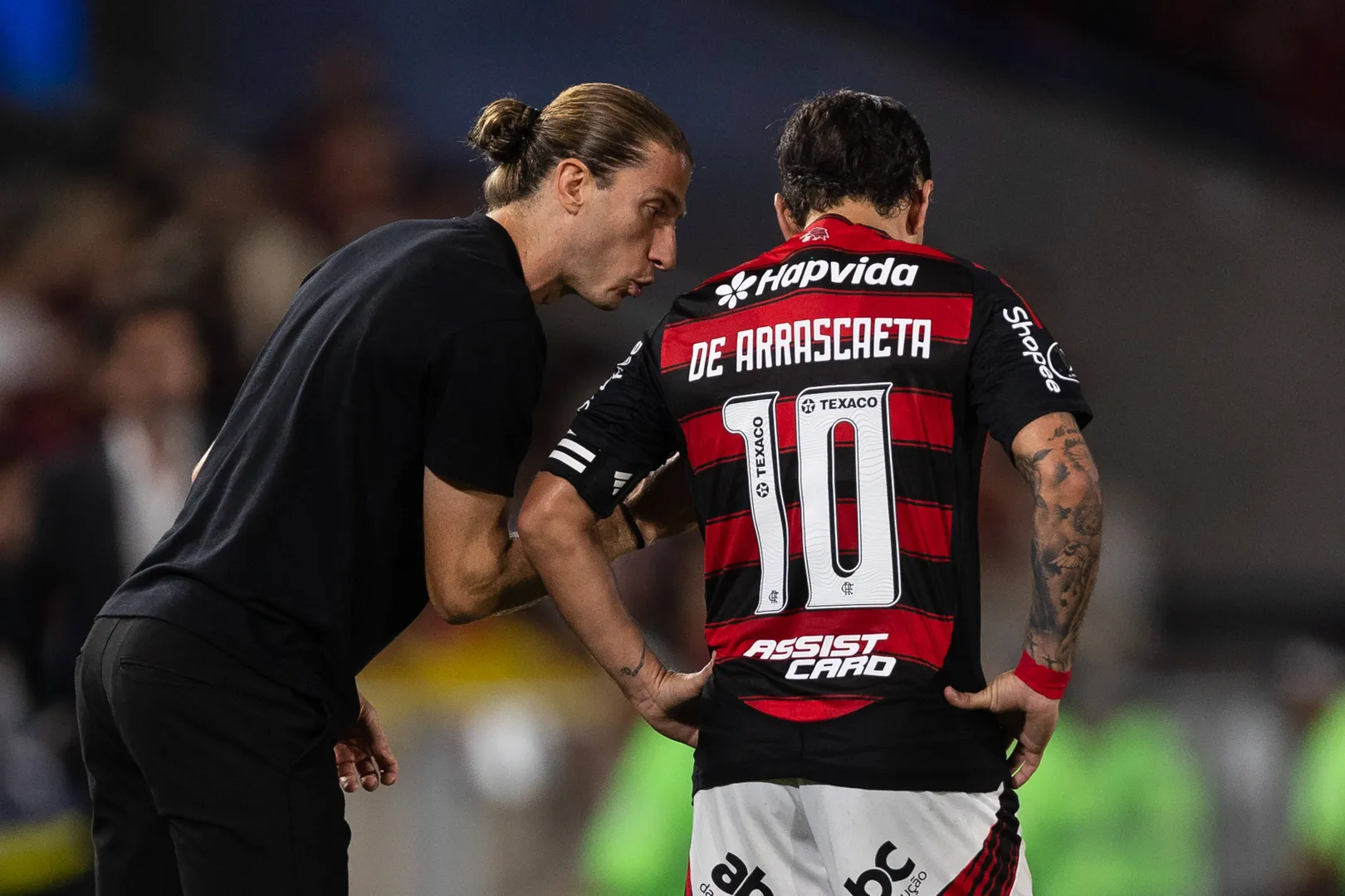 Filipe Lu&iacute;s d&aacute; instru&ccedil;&otilde;es a Arrascaeta em jogo do Flamengo
