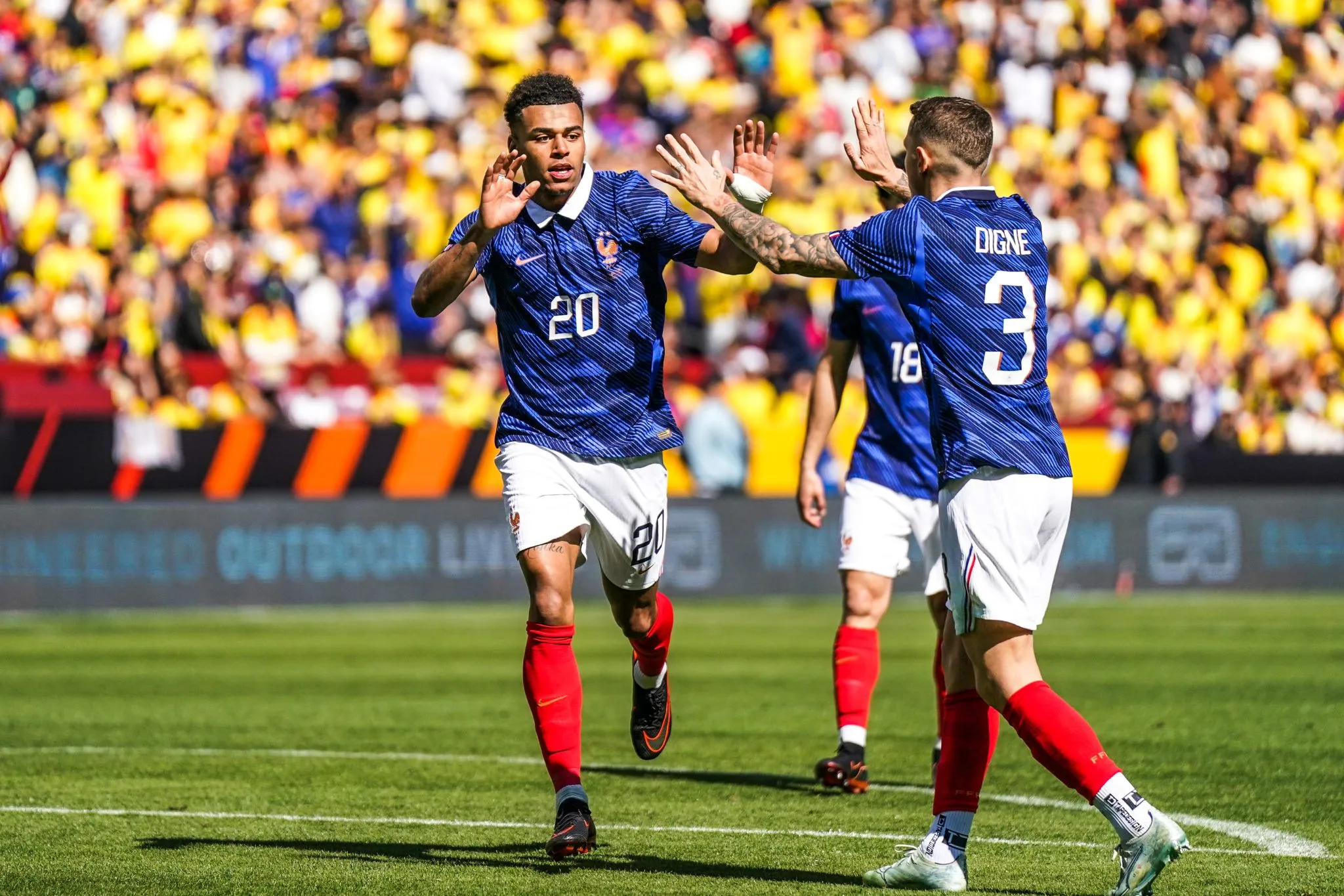 Dou&eacute; e Digne celebram gol da Fran&ccedil;a
