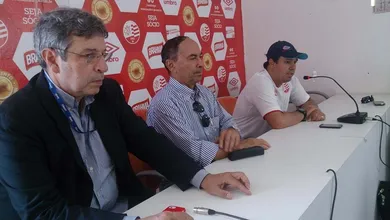 Enquanto os dirigentes discordam, o N&aacute;utico definha