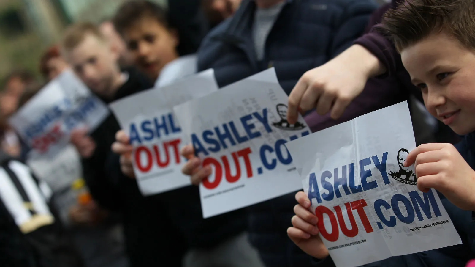 O Newcastle &eacute; colocado &agrave; venda e a torcida solta roj&otilde;es com a not&iacute;cia, ap&oacute;s uma d&eacute;cada de frustra&ccedil;&atilde;o