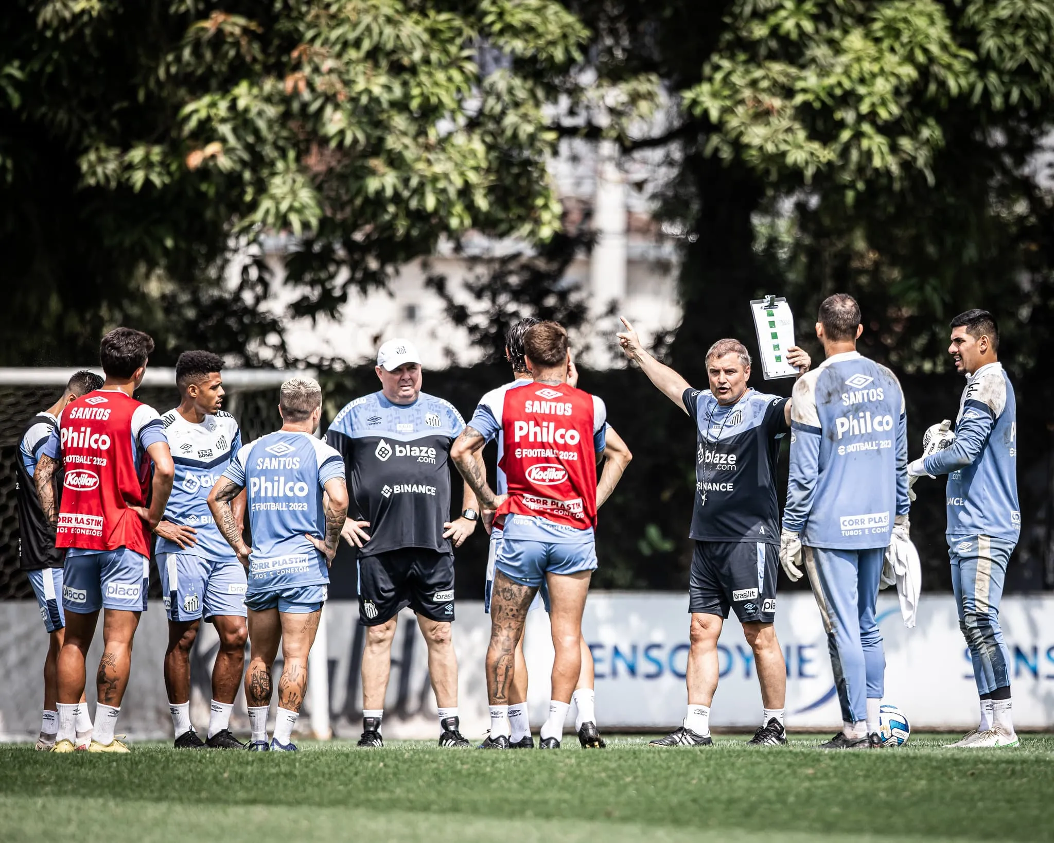 Aguirre com o elenco no CT Rei Pel&eacute;