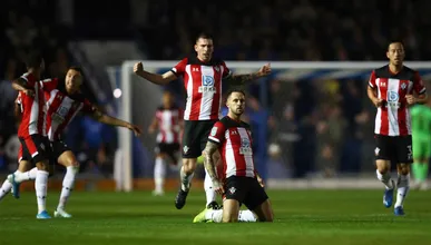 A costa sul da Inglaterra reviveu seu principal cl&aacute;ssico ap&oacute;s sete anos e o Southampton goleou o Portsmouth