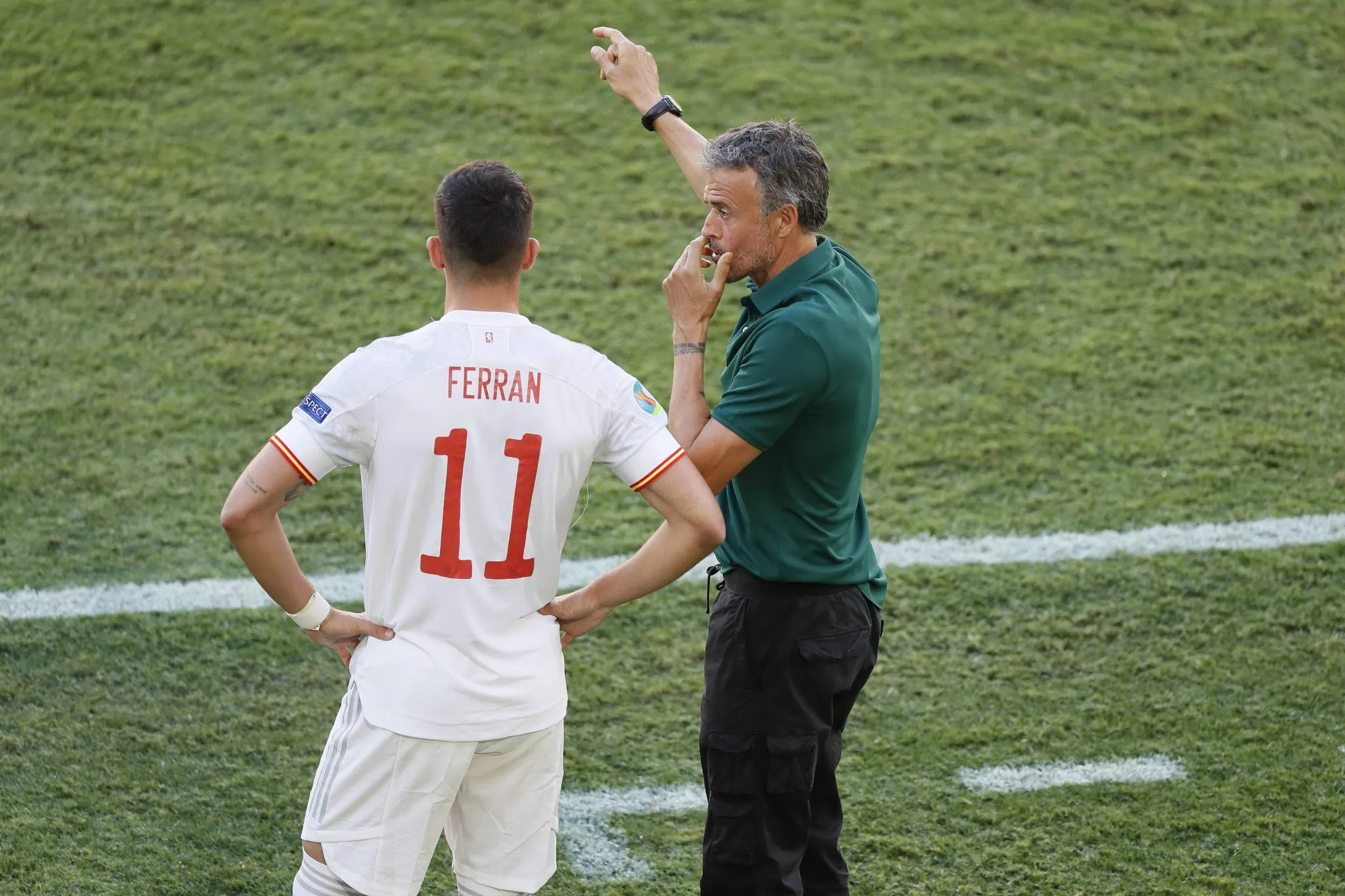 Luis Enrique orientando Ferran Torres nos tempos em que treinava a sele&ccedil;&atilde;o espanhola