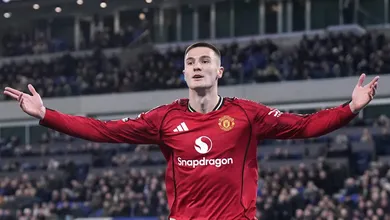 Matheus Cunha brilha longe do gol e artilheiro pede passagem no United em nova vit&oacute;ria