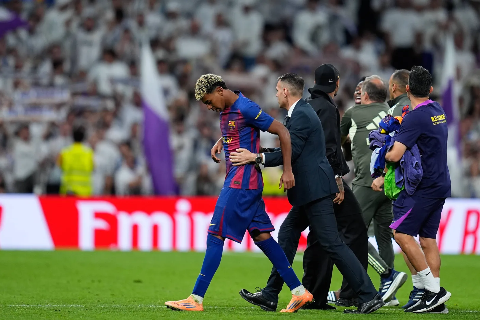 Yamal deixando o gramado do Bernab&eacute;u ap&oacute;s confus&atilde;o com jogadores do Real Madrid