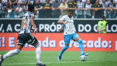 &lsquo;Avenida Reinaldo&rsquo; &eacute; um dos tantos problemas defensivos do Gr&ecirc;mio