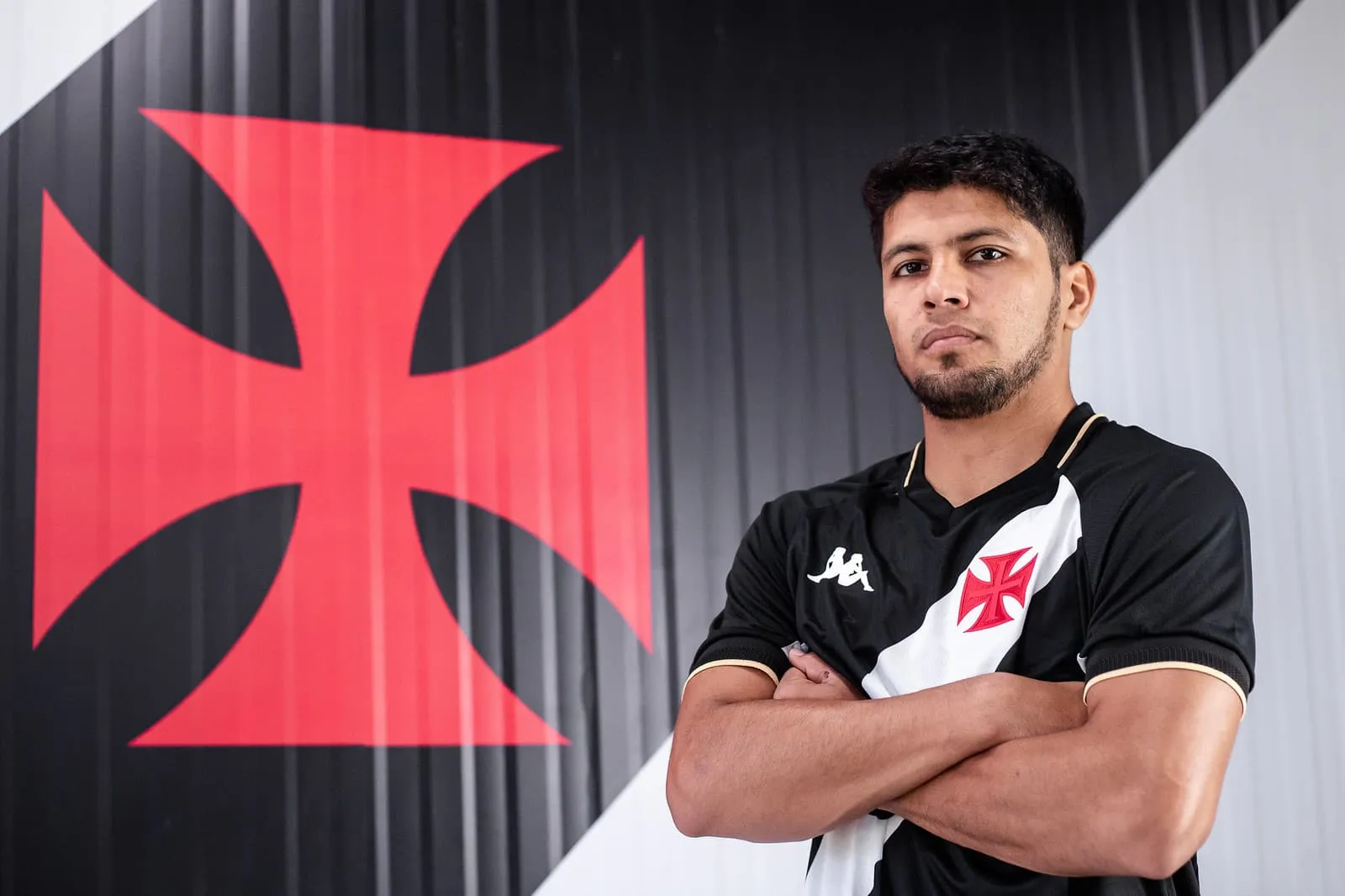 Vasco, enfim, anuncia a contrata&ccedil;&atilde;o do zagueiro Robert Rojas, por empr&eacute;stimo do River Plate