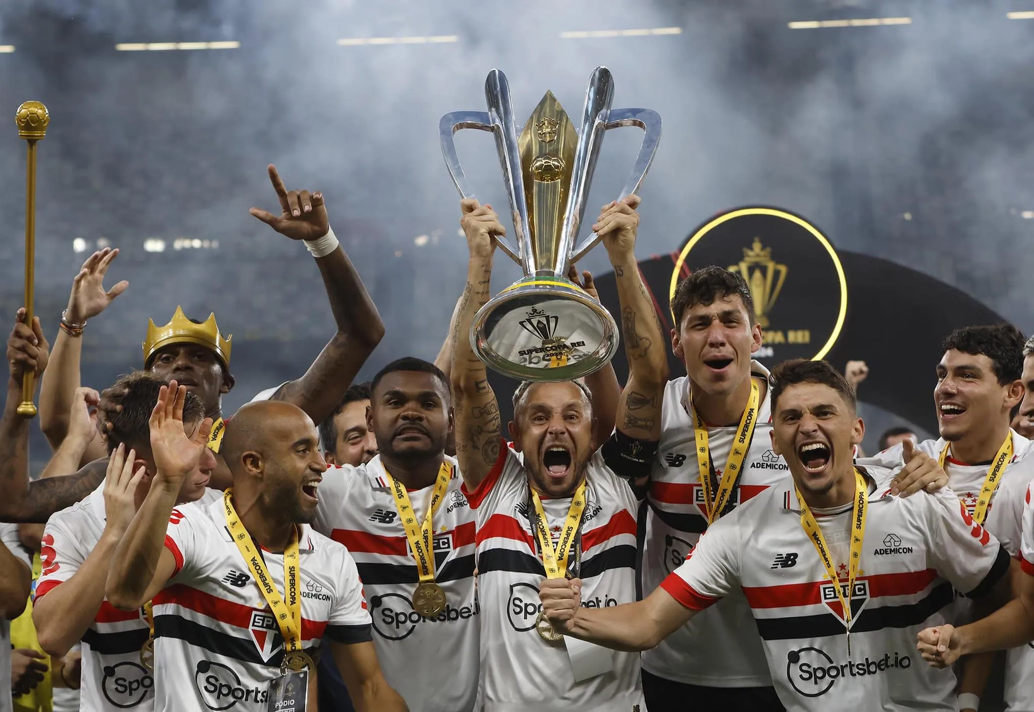 O multicampe&atilde;o e torcedor Rafinha alcan&ccedil;ou um feito in&eacute;dito desde Rog&eacute;rio Ceni pelo S&atilde;o Paulo