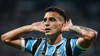 Cristaldo e Diego Costa marcam, Gr&ecirc;mio confirma o favoritismo, passa pelo Brasil e pega o Caxias na semifinal do Gauch&atilde;o