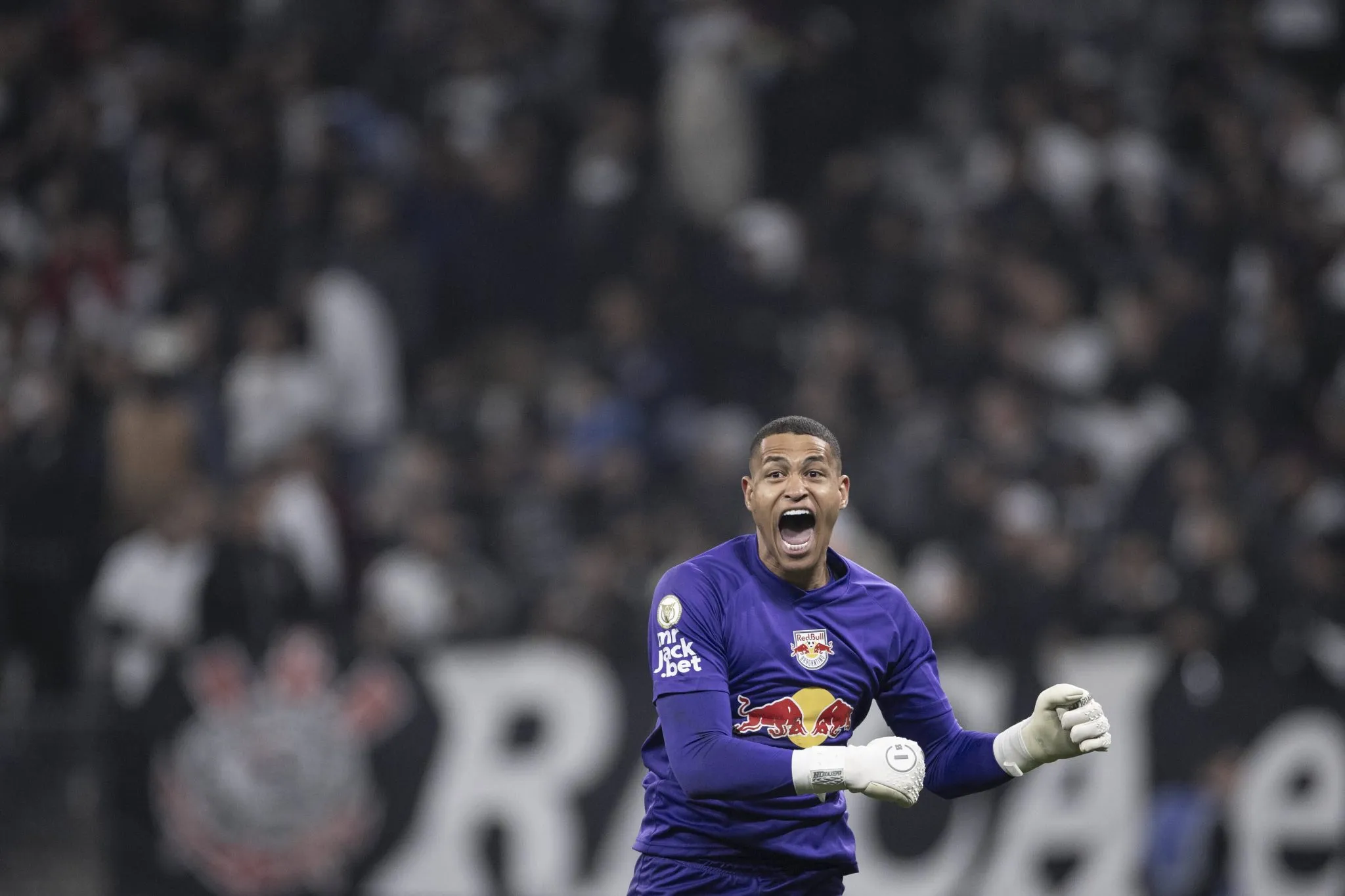 Ex-Vasco, brasileiro chega &agrave; Liga Portuguesa para substituir novo refor&ccedil;o do Flamengo