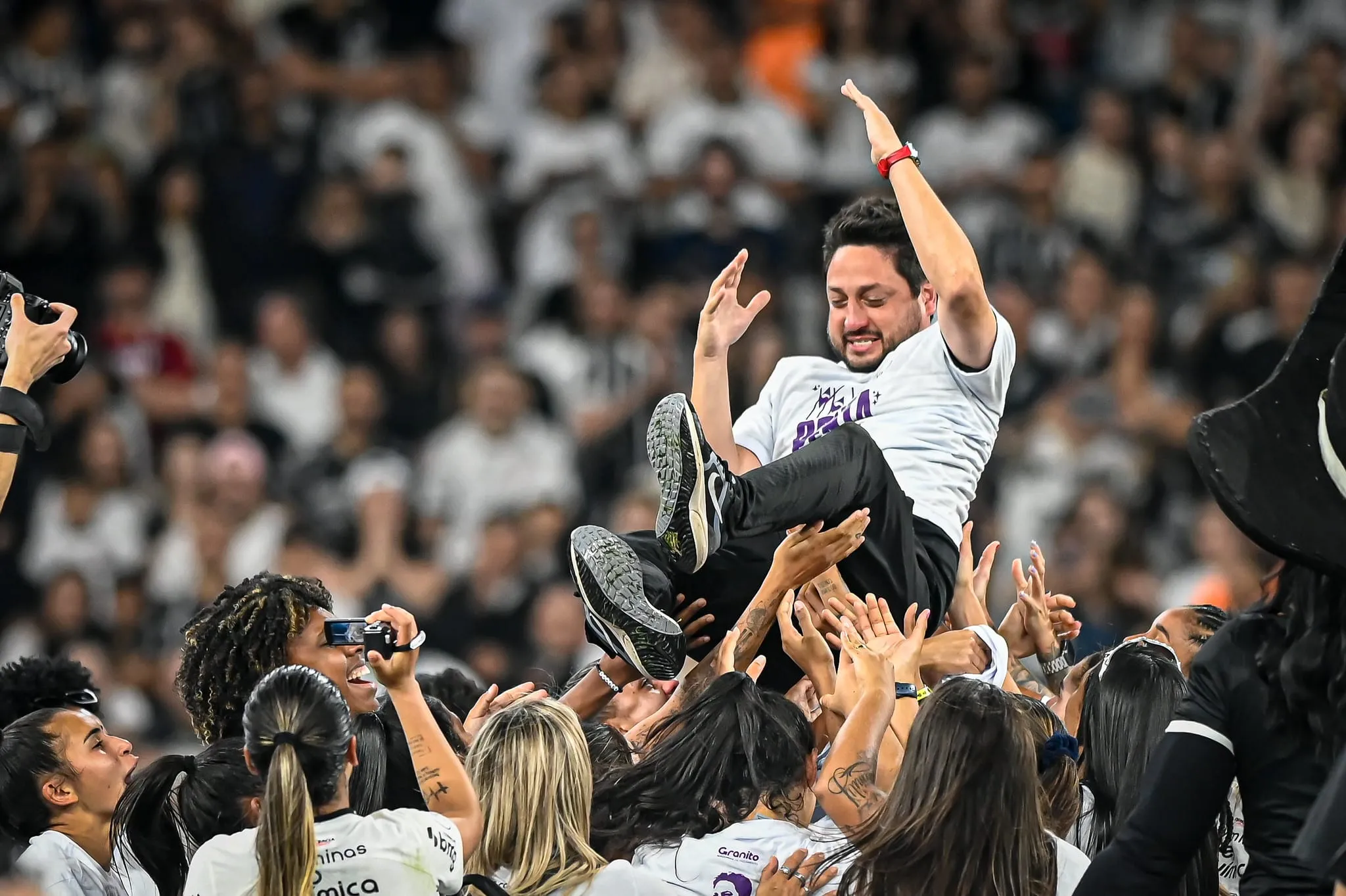 Arthur Elias se despede do Corinthians multicampe&atilde;o: &ldquo;Talvez eu nunca mais viva algo assim&rdquo;