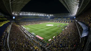 A torcida do Fenerbah&ccedil;e fez uma festa de estremecer o est&aacute;dio antes do cl&aacute;ssico com o Besiktas
