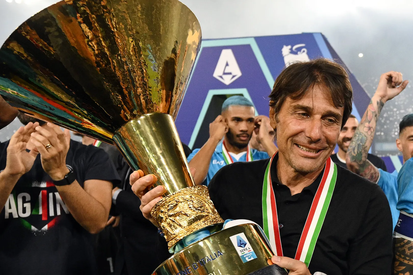 Antonio Conte com o Scudetto em m&atilde;os