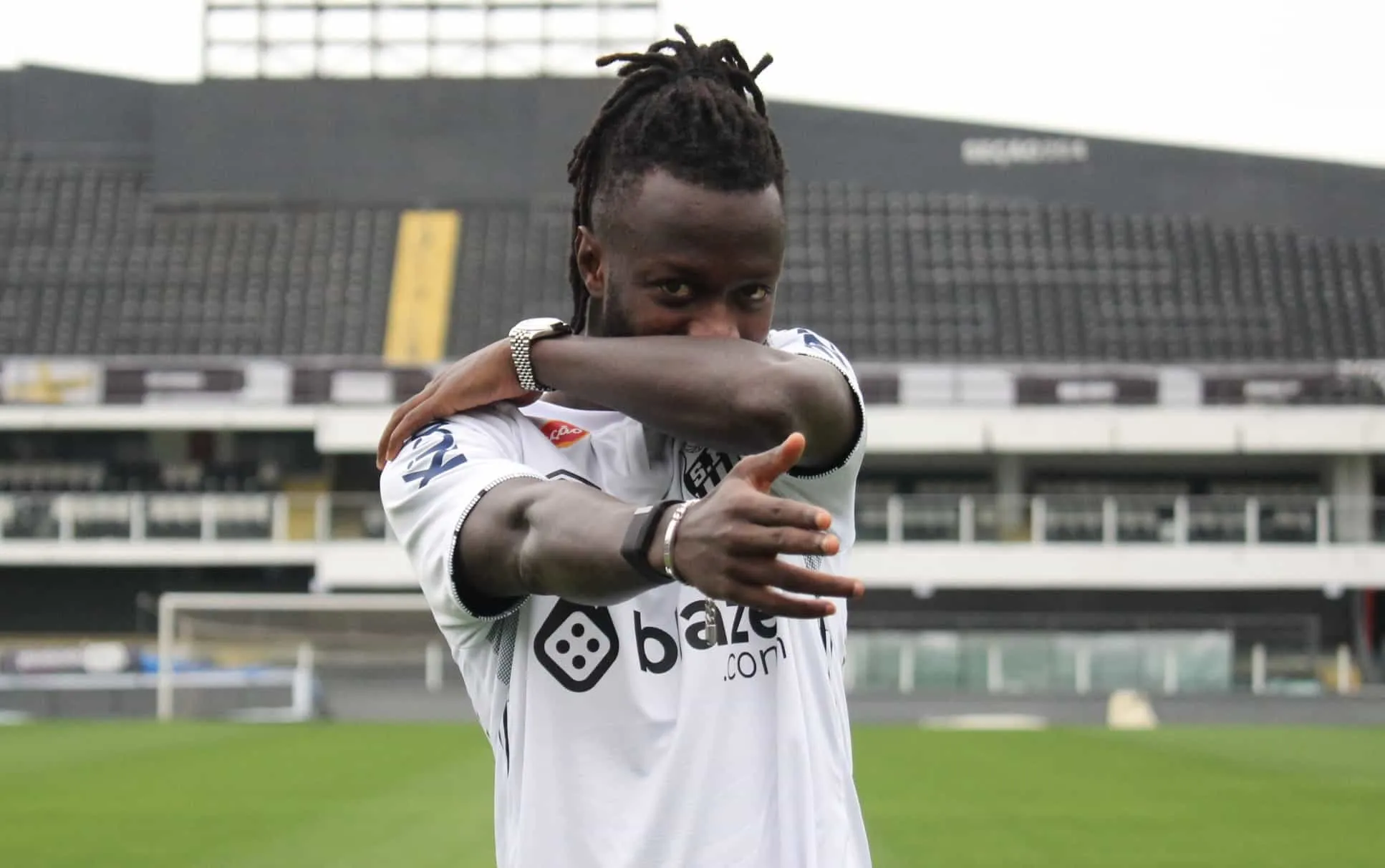 Carism&aacute;tico, Yusupha Njie chega ao Santos e revela orgulho para o povo de G&acirc;mbia