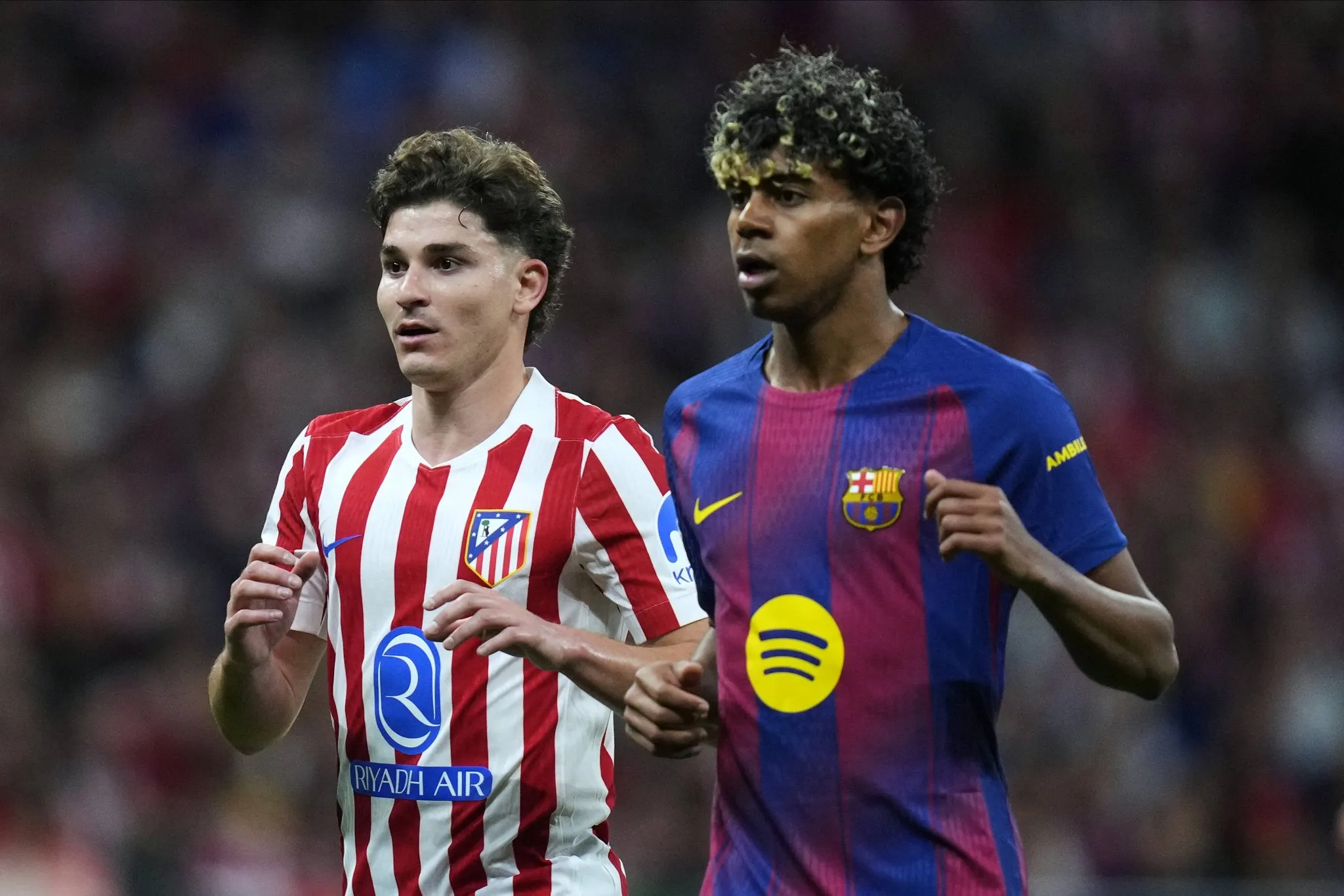 Juli&aacute;n Alvarez e Lamine Yamal em a&ccedil;&atilde;o durante um Atl&eacute;tico de Madrid x Barcelona 