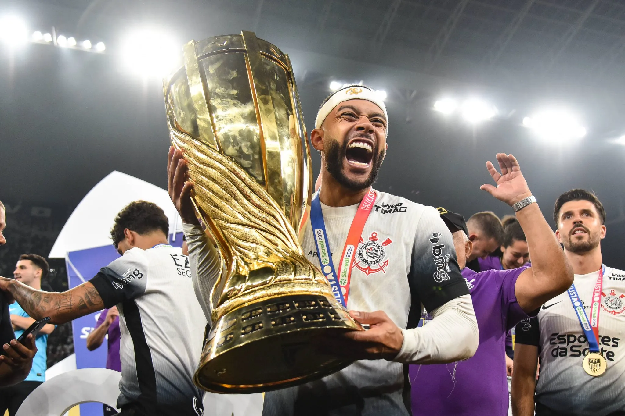 Memphis levanta trof&eacute;u do Paulist&atilde;o 2025 do Corinthians