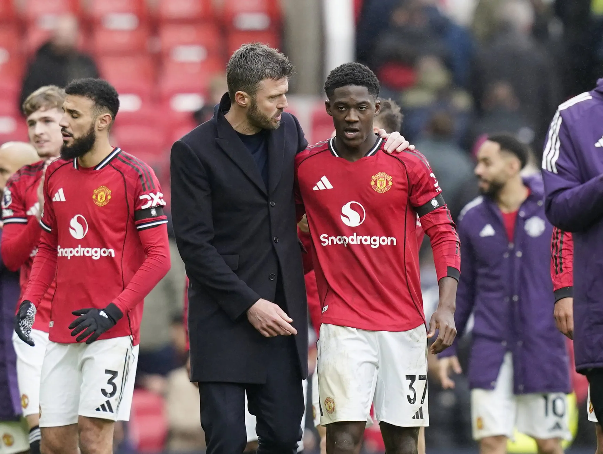 Carrick e Mainoo ap&oacute;s jogo do Manchester United 