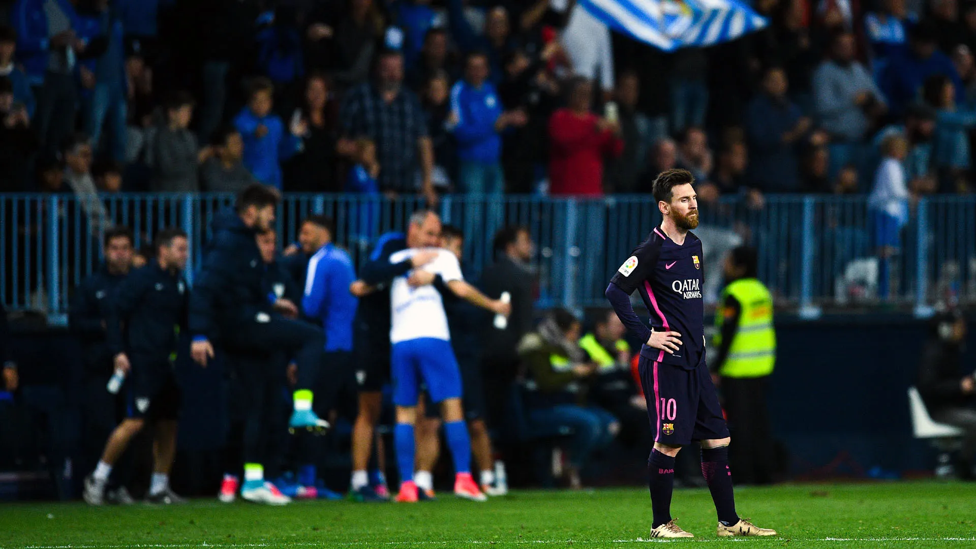 Barcelona sofre com contra-ataques e perde merecidamente do M&aacute;laga com Neymar expulso