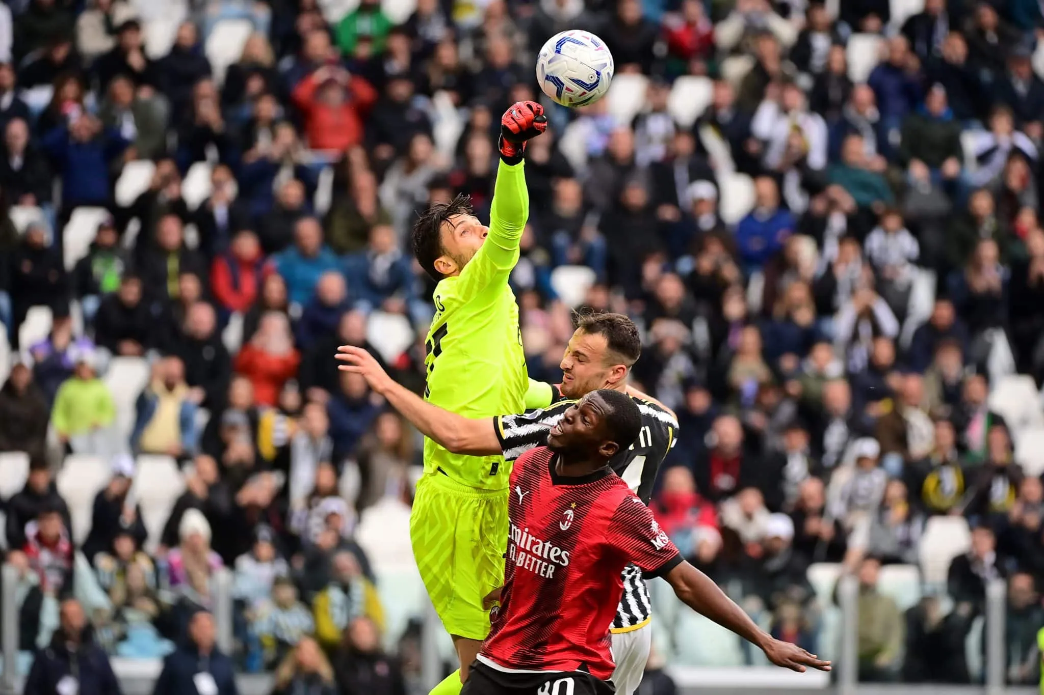 Goleiro reserva salva Milan em empate contra a Juventus, que pode cair mais na tabela