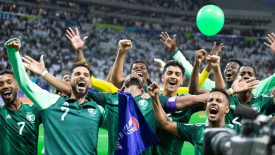 Com drama extra por pataquada do juiz, Ar&aacute;bia Saudita de Mancini vira sobre Om&atilde; nos acr&eacute;scimos