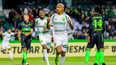 A resposta &eacute; no campo: Deyverson cala cr&iacute;ticos e Cuiab&aacute; afunda o Coritiba